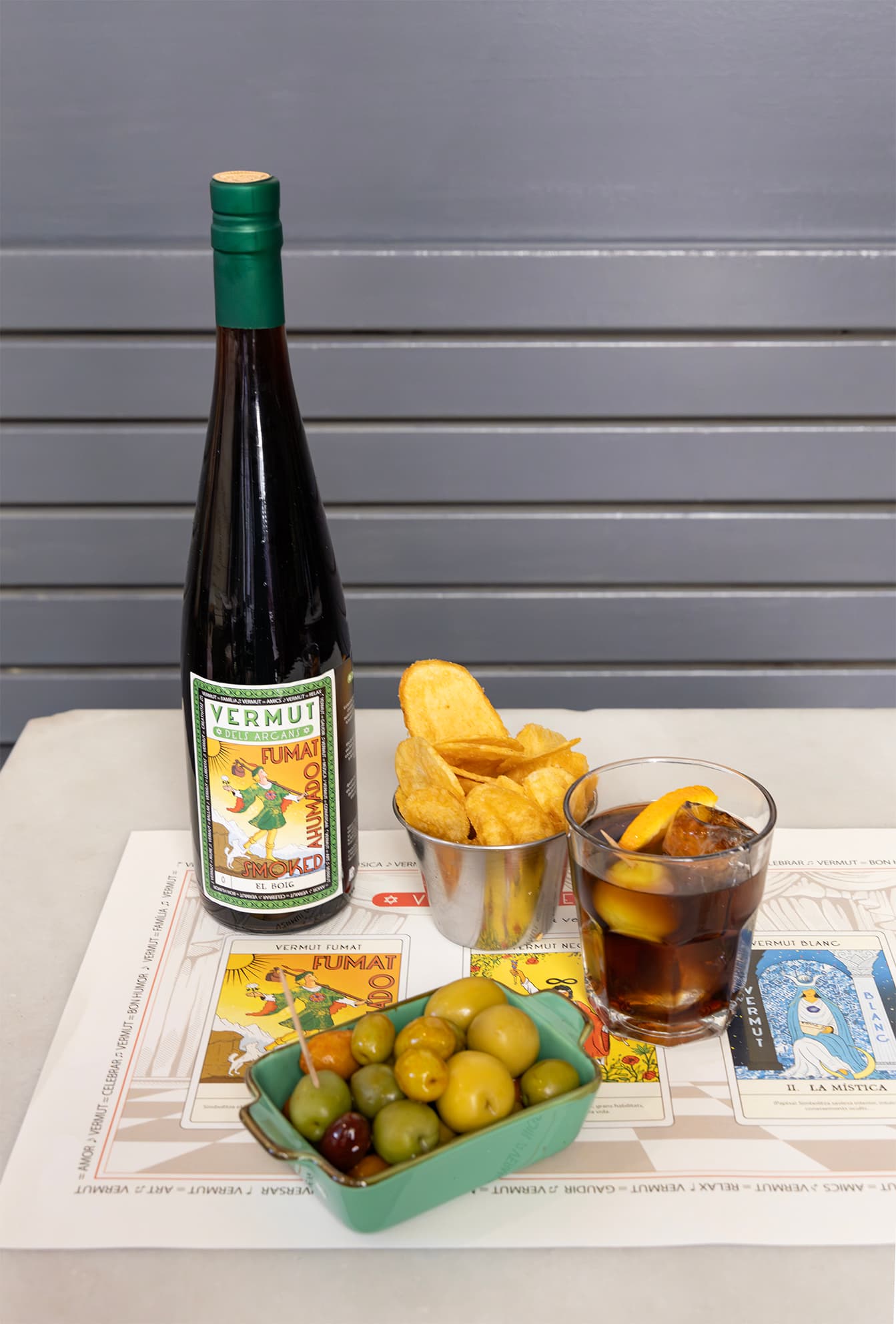 El Boig servit amb patates i olives sobre el mantell dels Arcans