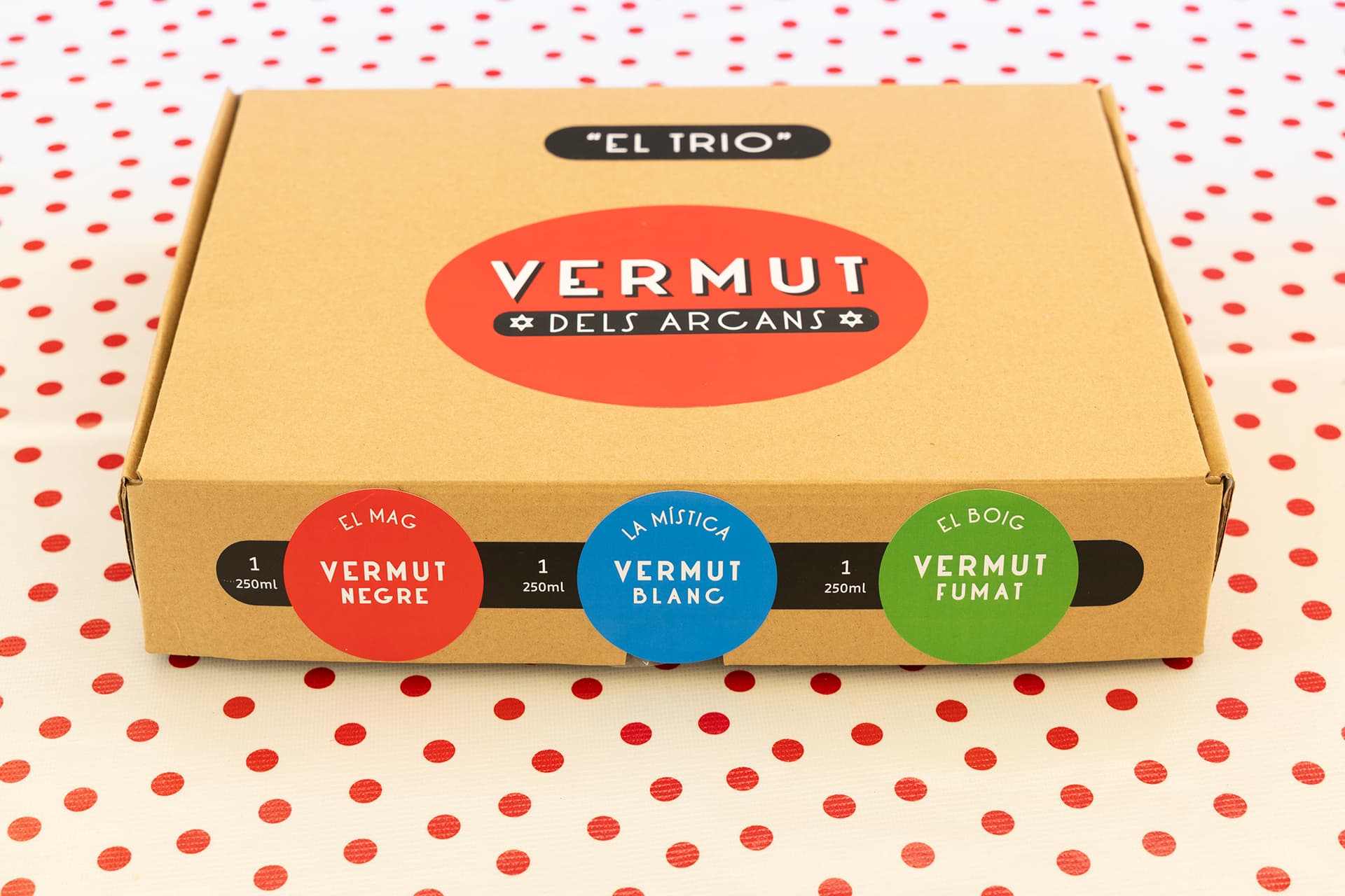 Caixa El Trio tancada amb el logo de Vermut dels Arcans sobre fons de punts vermells
